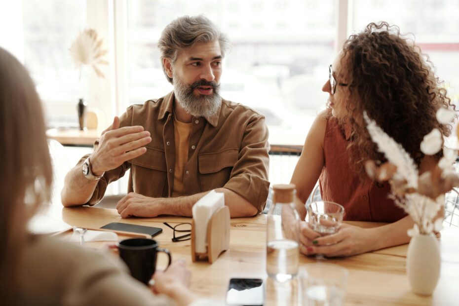 A person speaking confidently in a café in Spain or Latin America